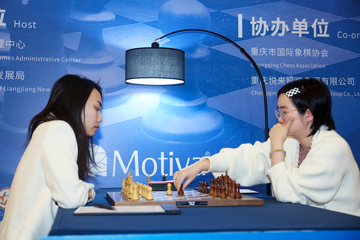 Tan Zhongyi respondiendo   | Foto: Liu Yi (FIDE)