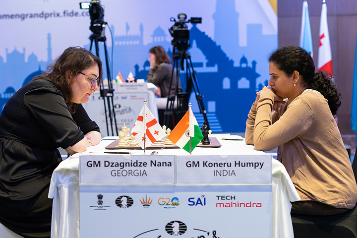 Nana Dzagnidze vs. Humpy Koneru  | Foto: Ismael Nieto (FIDE)