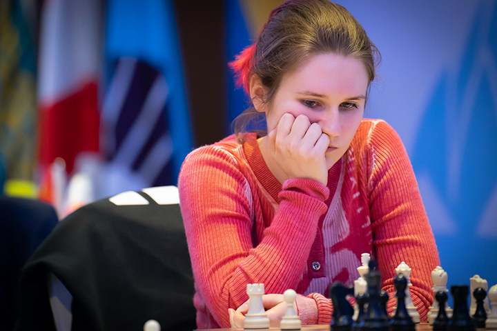 Polina Shuvalova sufrió una derrota con blancas contra Bibisara Assaubayeva | Foto: Ismael Nieto