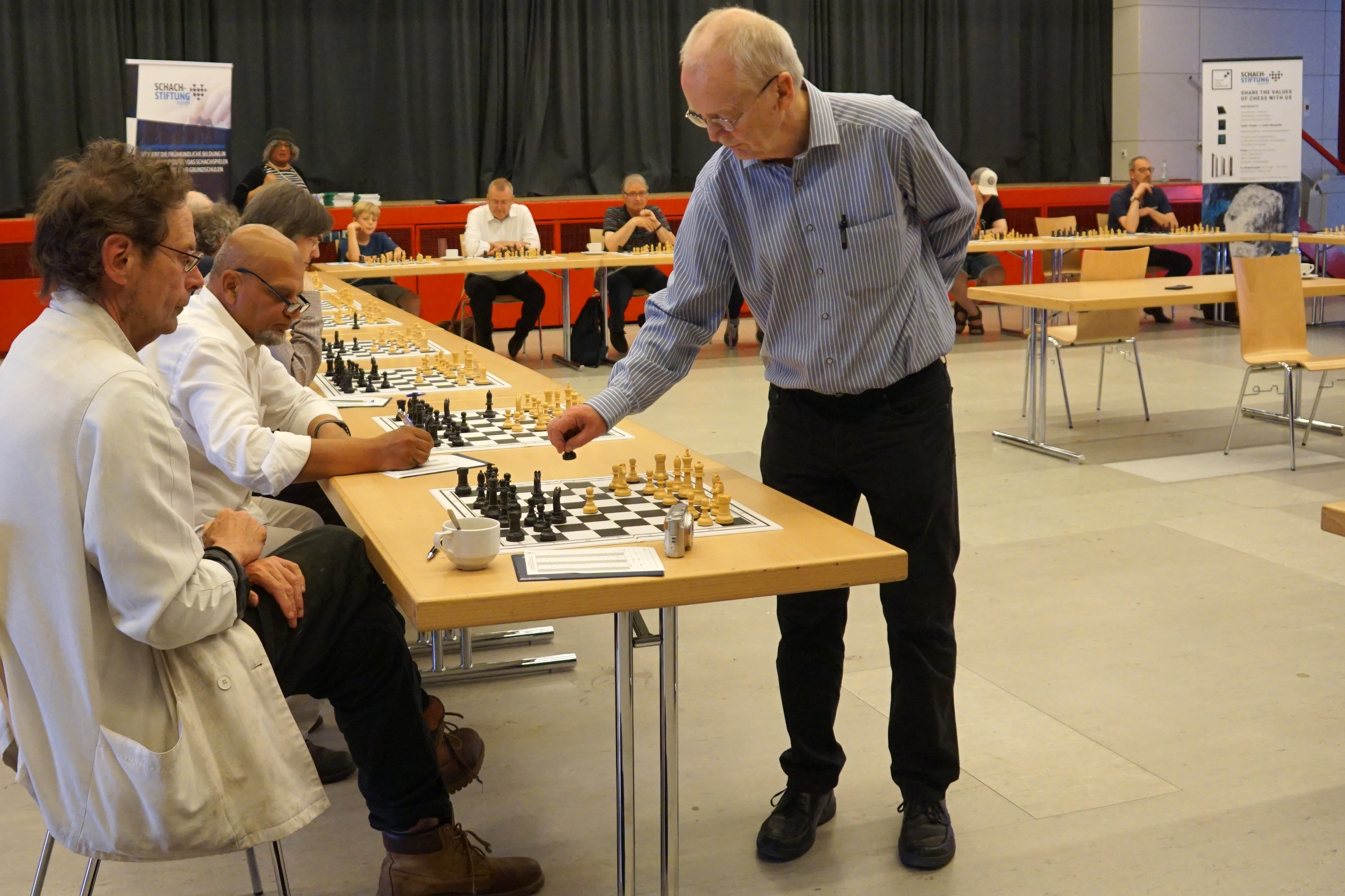 Helmut Pfleger en una exhibición de partidas simultáneas | Foto: Nadja Wittmann ChessBase)