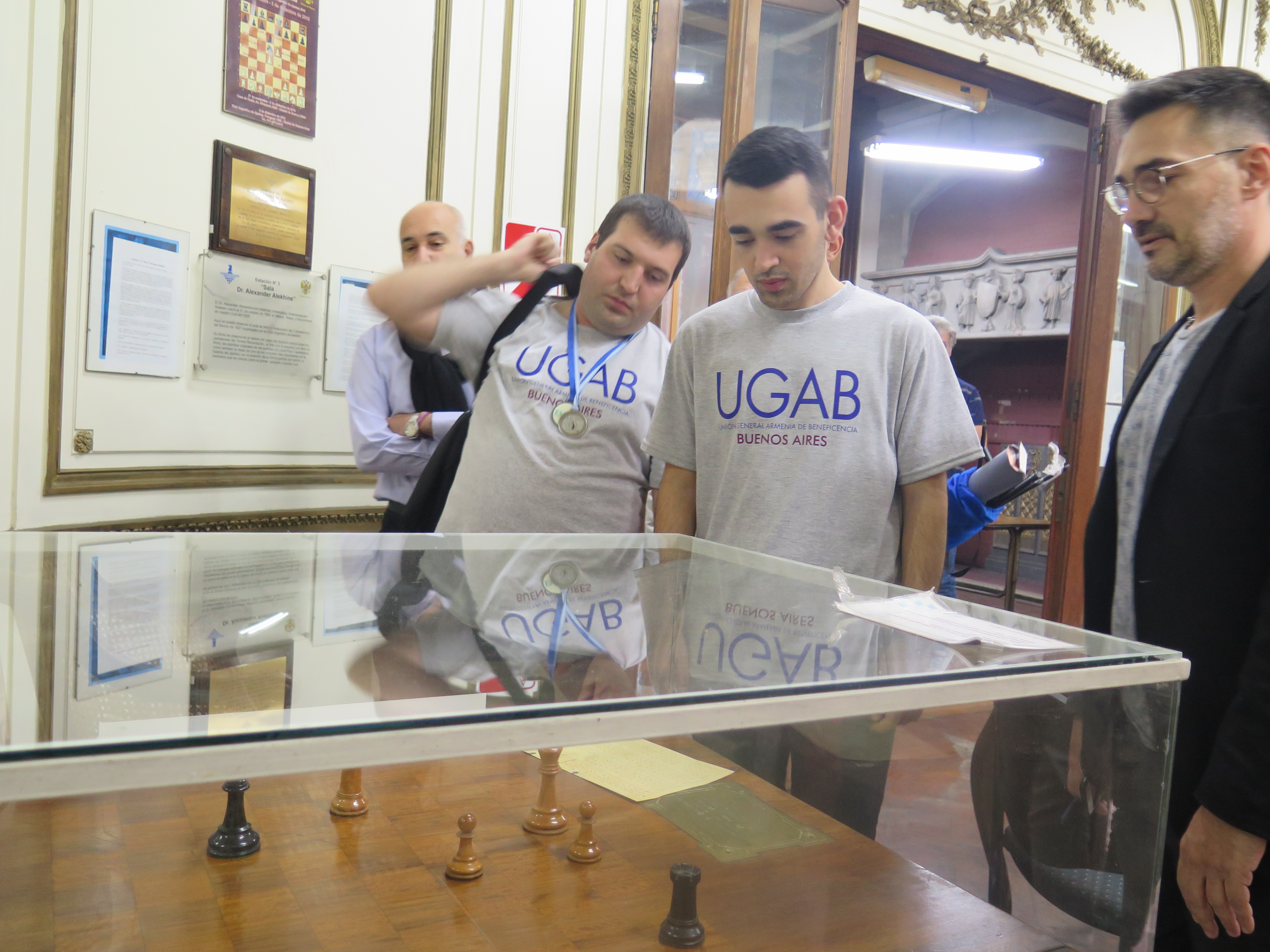 Martirosyan frente a la mesa del duelo Capablanca vs. Alekhine | Foto: Carlos Ilardo