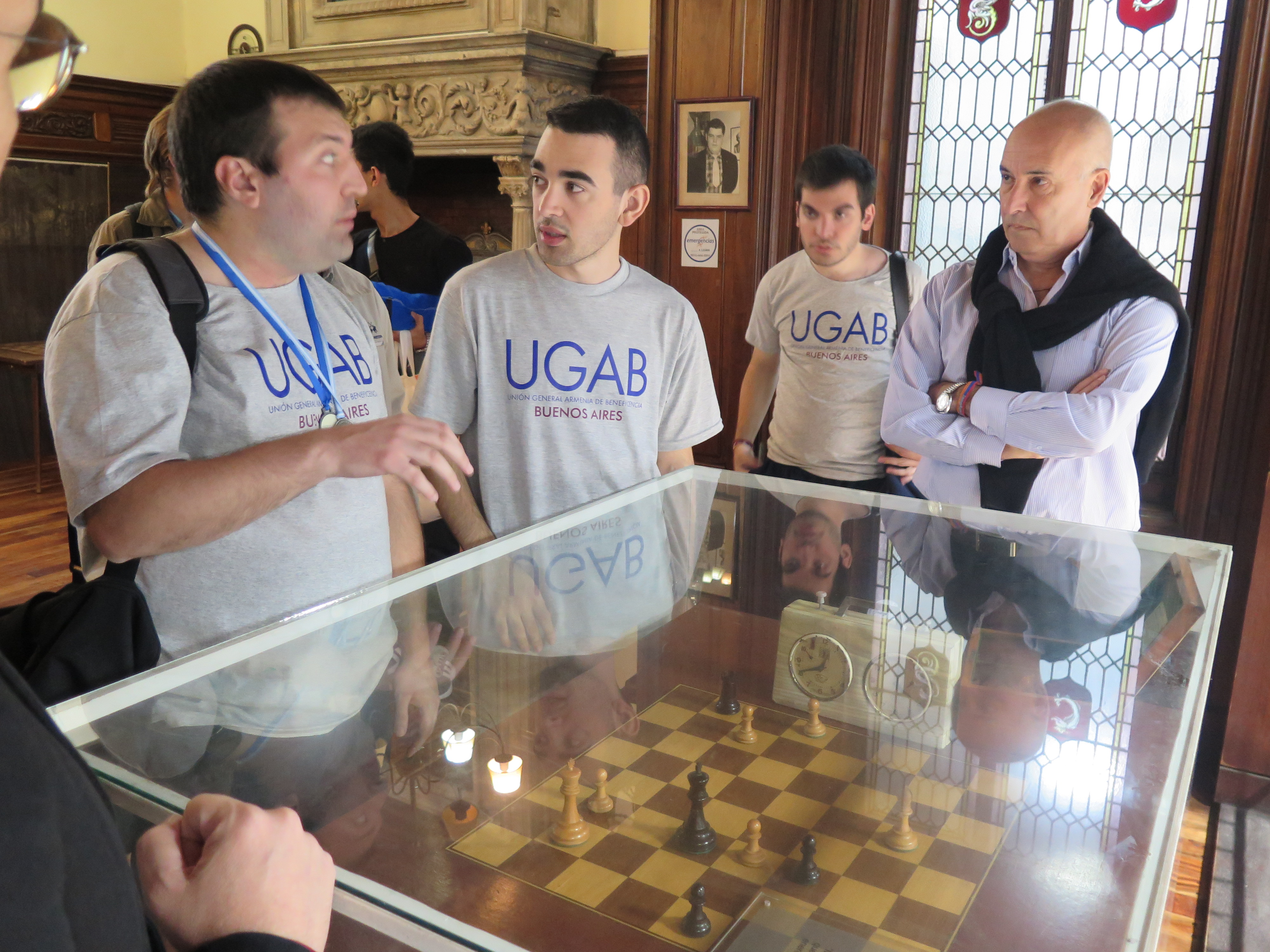 Hayk Martyrosian frente a la mesa utilizada por Fischer vs. Petrosian| Foto: Carlos Ilardo