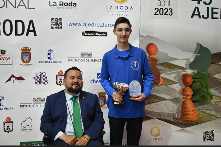 El campeón local Daniel Clemente junto al alcalde de La Roda, Juan Ramón Amores