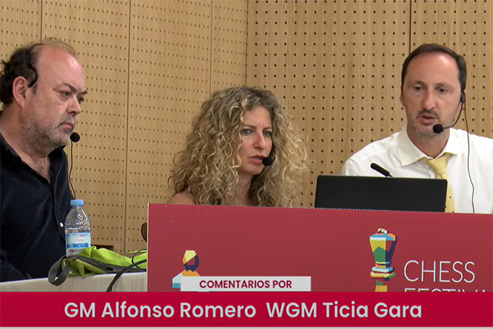 Alfonso Romero, Ticia Gara y Veselin Topalov analizando la partida 