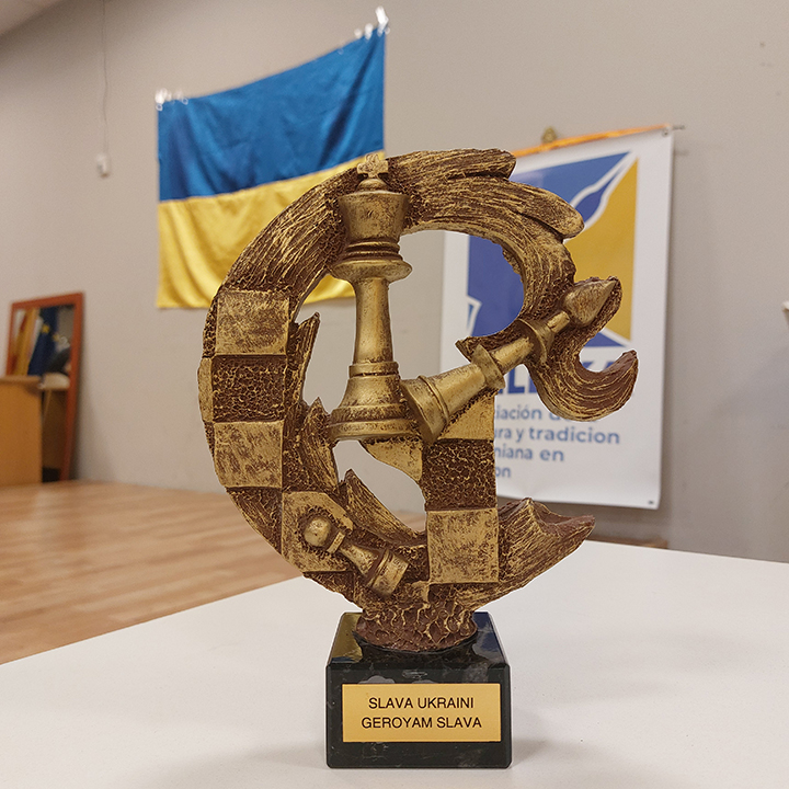 El trofeo y la bandera ucrania