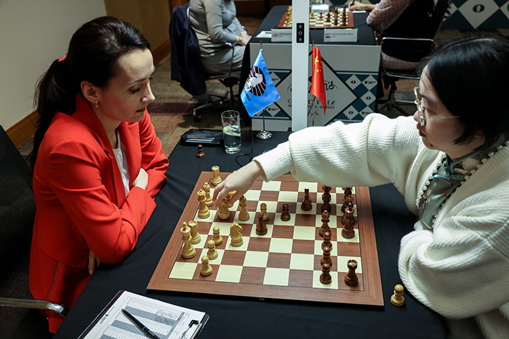 Kateryna Lagno y Tan Zhongyi en la partida de la tercera ronda | Foto: Mark Livshitz