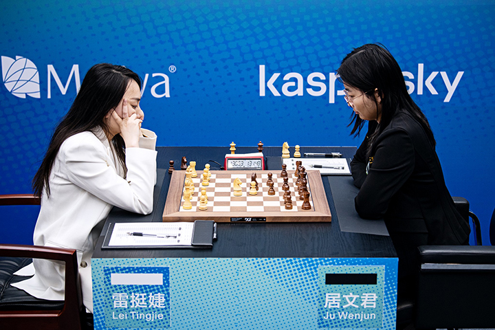 La novena partida del Campeonato del Mundo Femenino 2023, Lei Tingjie vs. Ju Wenjun | Foto: Stev Bonhage