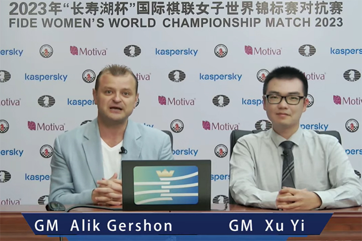 Los comentaristas, GM Alik Gershon y GM Xu Yi 