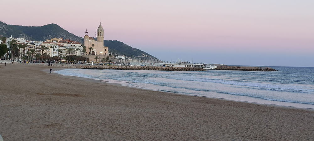 En la playa de Sitges al atardecer | Foto: Sergio Estremera