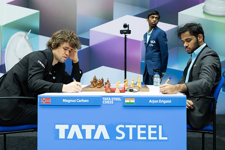 Magnus Carlsen y  Arjun Erigaisi  | Foto: Maaike Brink (Tata Steel Chess 2023) 