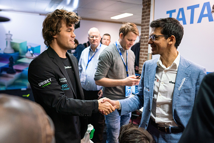 Magnus Carlsen felicitando a Anish Giri | Foto: Lennart Ootes