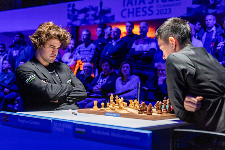 Magnus Carlsen y Nordibek Abdusattorov | Foto: Jurriaan Hoefsmit (Tata Steel Chess 2023)