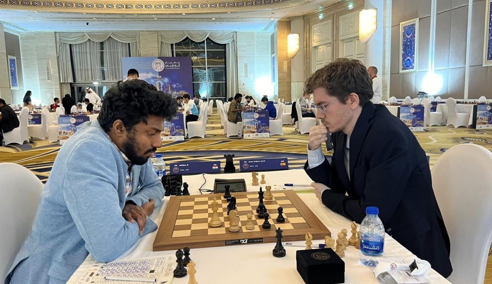 Adhiban vs. David Antón en la ronda 7 | Foto: Aditya Sur Roy (ChessBase India)