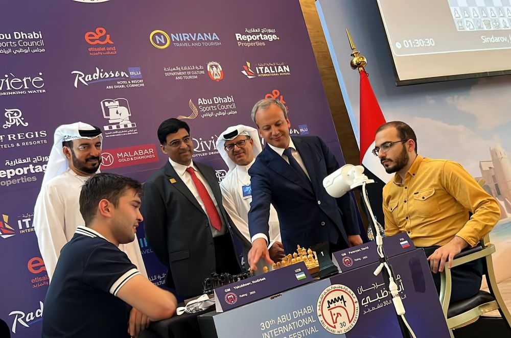 Arkady Dvorkovich realizando el saque de honor  | Foto: Aditya Sur Roy (ChessBase India)