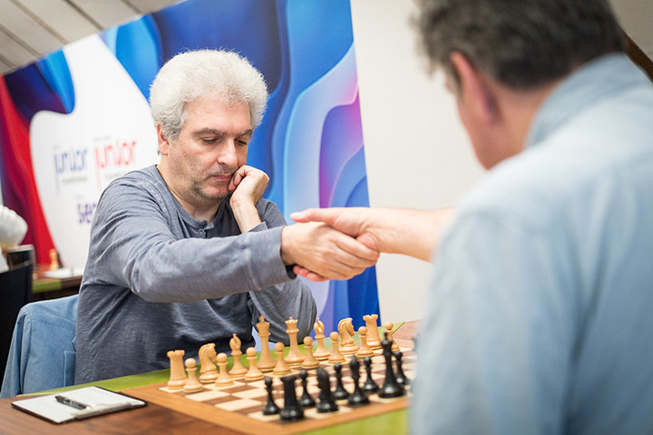 Vladimir Akobian vs. Larry Christiansen | Foto: Lennart Ootes