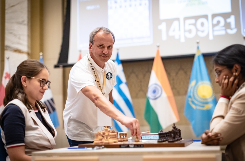 El presidente de la FIDE, Arkady Dvorkovich realizando el saque de honor.