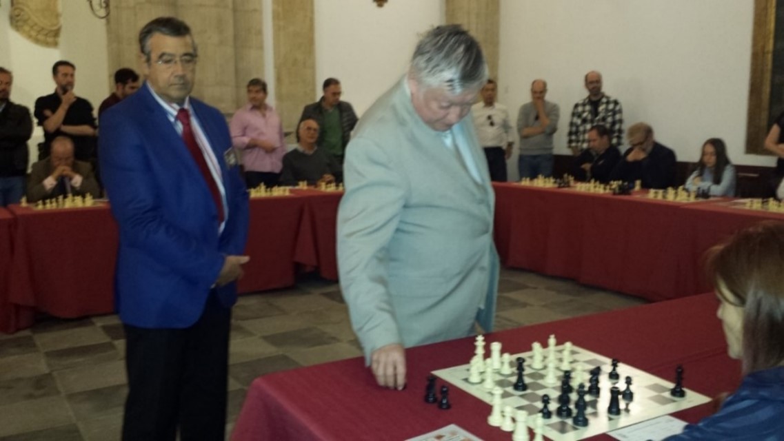 Karpov en unas simultáneas celebradas en Salamanca en 2018, bajo la atenta mirada del árbitro internacional Eduardo López Rodríguez