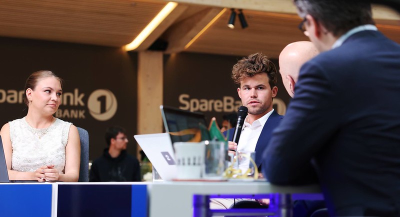 Magnus Carlsen en la rueda de prensa  | Foto: Stev Bonhage