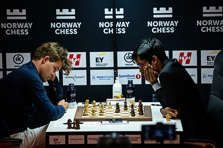 Magnus Carlsen vs. Praggnanandhaa |  Foto: Stev Bonhage