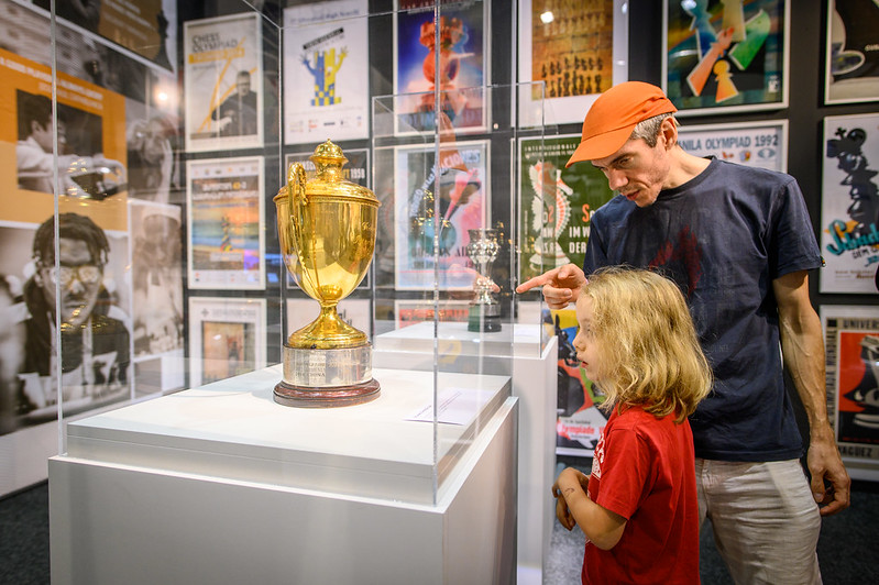 Este será el trofeo para el equipo ganador Actividades en paraleo | Foto: Michal Walusza (FIDE)