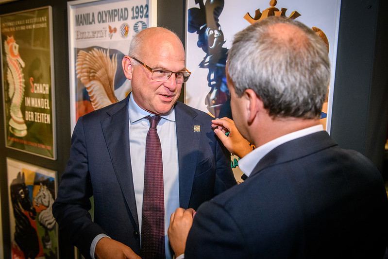 El Dr. Gábor Schmidt con Arkady Dvorkovich Foto: Michal Walusza (FIDE)