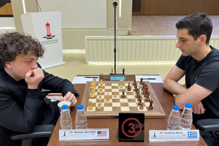 Hans Niemann vs. Theodorou | Foto: Aditya Sur Roy (ChessBase India)