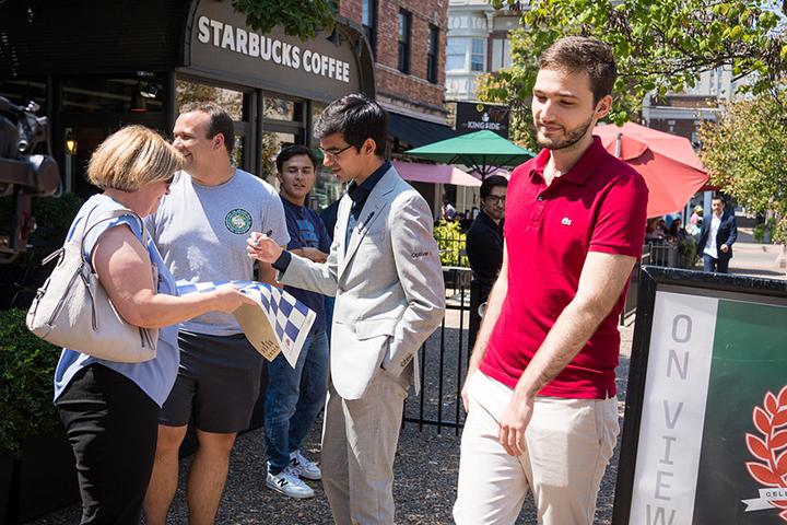 Anish Giri firmando autógrafos  | Foto: Lennart Ootes