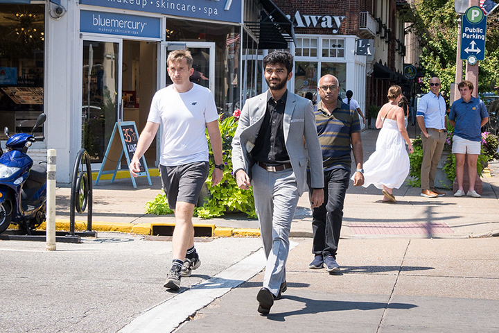 Gukesh caminando por la calle  | Foto: Lennart Ootes