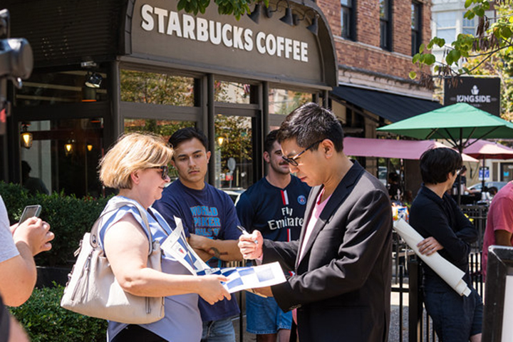 Wesley So firmando autógrafos | Foto: Lennart Ootes