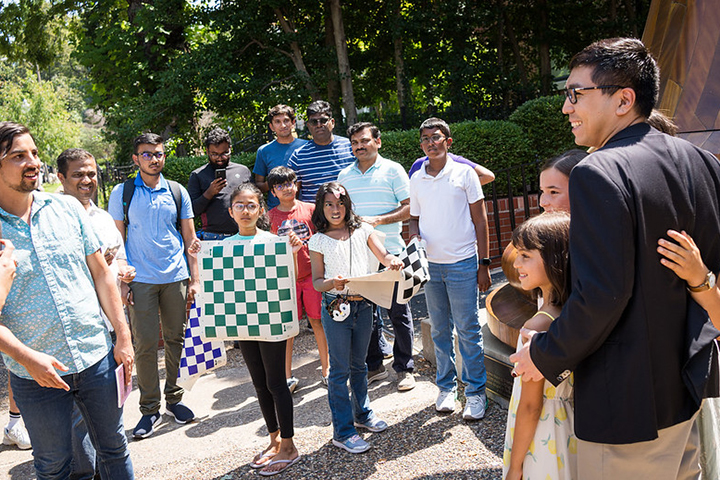 Wesley So posando con los seguidores | Foto: Lennart Ootes