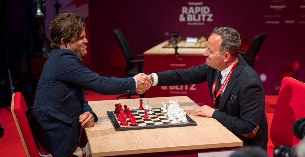 Magnus Carlsen realizó el saque de honor con un invitado | Foto: Lennart Ootes (Grand Chess Tour 2024)