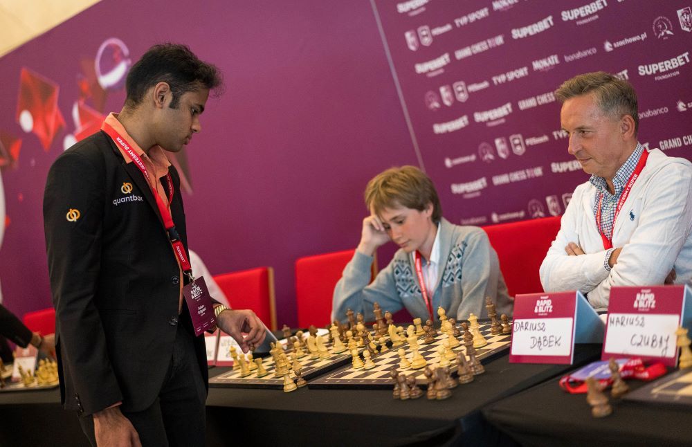 Arjun Erigaisi dando una exhibición de partidas simultáneas | Foto: Lennart Ootes (Grand Chess Tour)