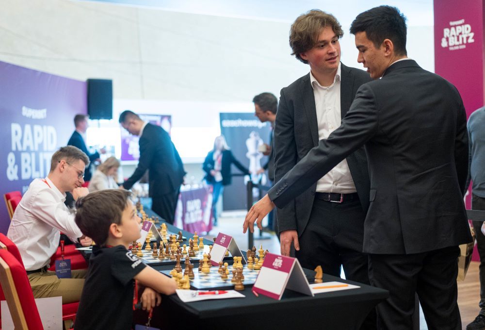 Vincent Keymer y Nodirbek Abdusattorov   | Foto: Lennart Ootes (Grand Chess Tour)