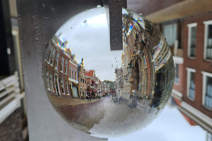 Una mirada a la bola de cristal. | Foto: Nadja Wittmann (ChessBase)