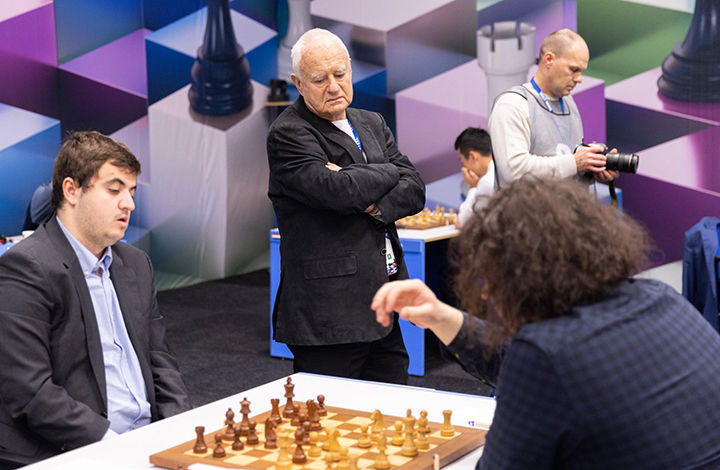 Genna Sosonko mirando la partida de Jaime Santos y Anton Korobov  | Foto: Jurriaan Hoefsmit (Tata Steel Chess 2024)
