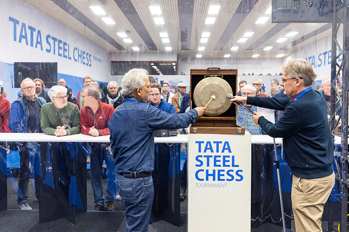 El director del torneo Jeroen van den Berg (dcha.) y el invitado de honor del día dando en el gong para iniciar la cuarta ronda | Foto: Jurriaan Hoefsmit (Tata Steel Chess 2024)