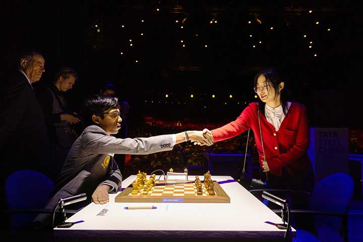Praggnandhaa vs. Ju Wenjun | Foto: Jurriaan Hoefsmit (Tata Steel Chess 2024)