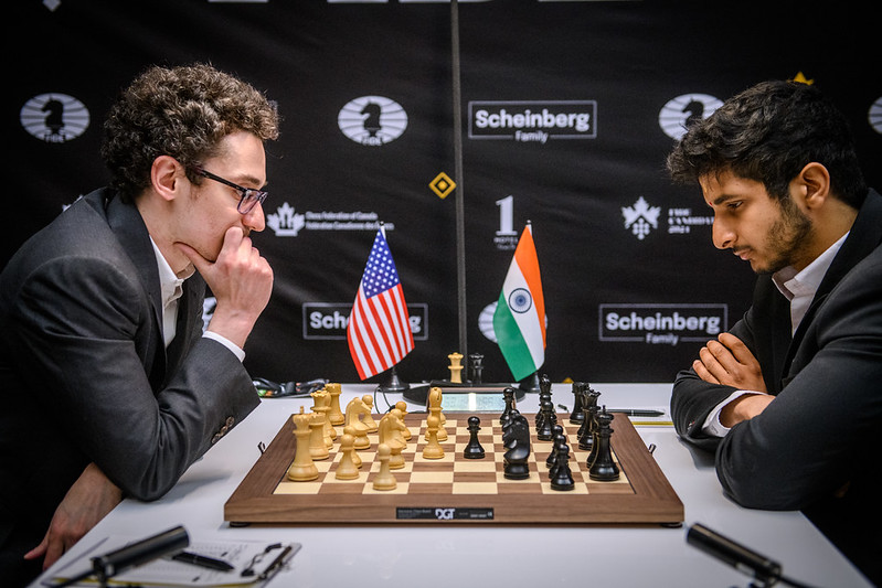 Fabiano Caruana vs. Vidt Gujrathi | Foto: Mihal Walusza (FIDE)