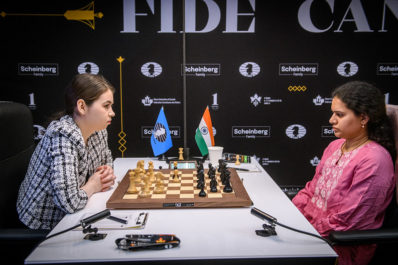 Aleksandra Goryachkina vs. Humpy Koneru | Foto: Mihal Walusza (FIDE)