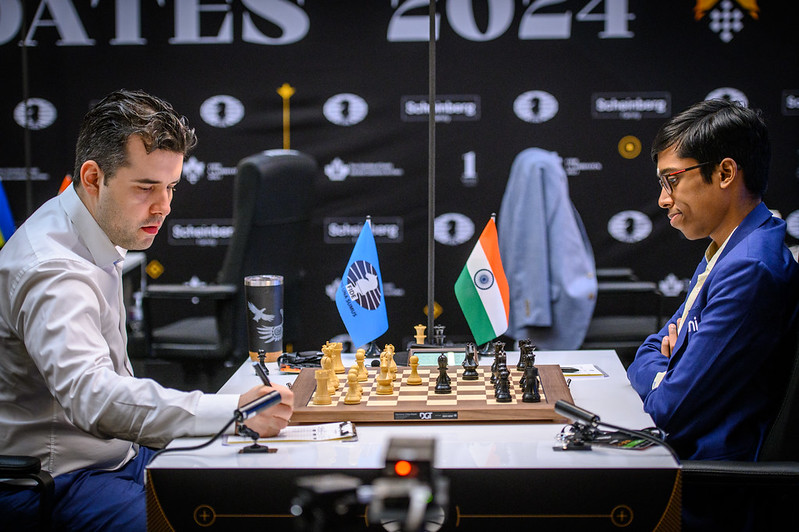 Ian Nepomniachtchi vs. Praggnanandhaa | Foto: Mihal Walusza (FIDE)