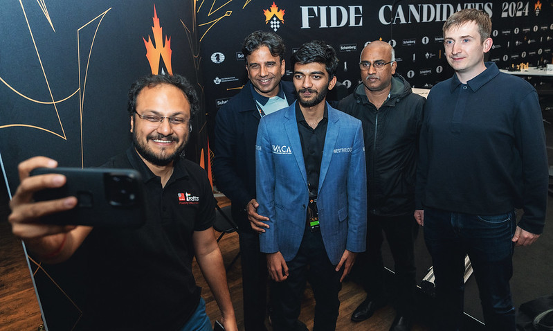 Sagar Shah con Gukesh y su equipo | Foto: Mihal Walusza (FIDE)