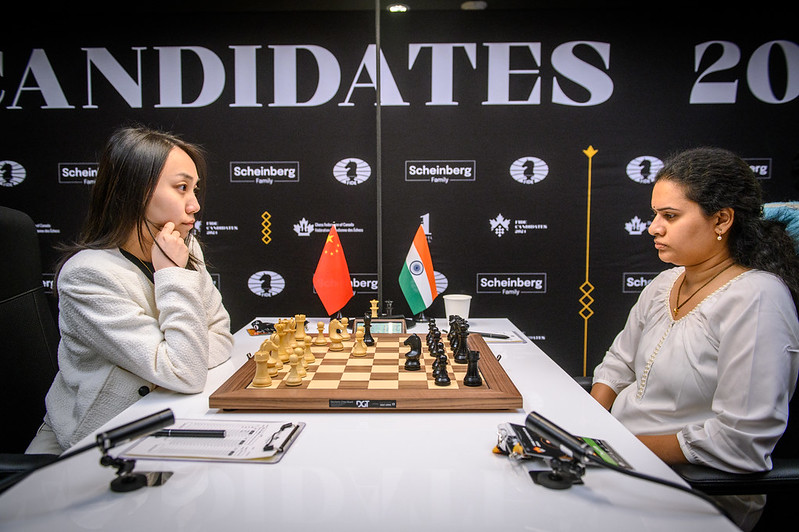 Lei Tingjie y Koneru Humpy  | Foto: Mihal Walusza (FIDE)
