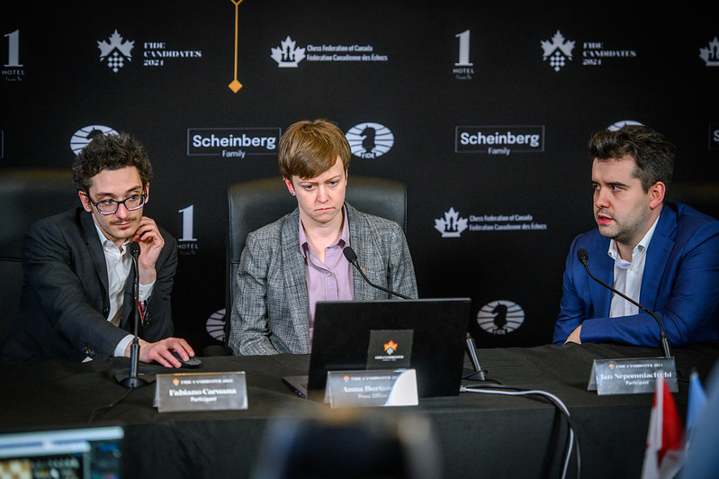 Fabiano Caruarna, Anna Burtasova e Ian Nepomniachtchi | Foto: Mihal Walusza (FIDE)
