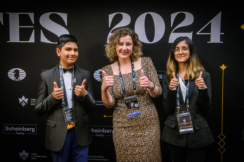 Aaron Reeve Mendes, Dana Reizniece-Ozola y Laksshana Deepak | Foto: Mihal Walusza (FIDE)