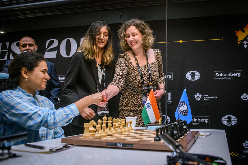 Laksshana Deepak y Dana Reizniece-Ozola en la mesa de Humpy   | Foto: Mihal Walusza (FIDE)