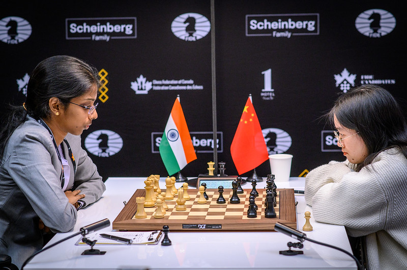 Vaishali vs. Tan Zhongyi  | Foto: Mihal Walusza (FIDE)
