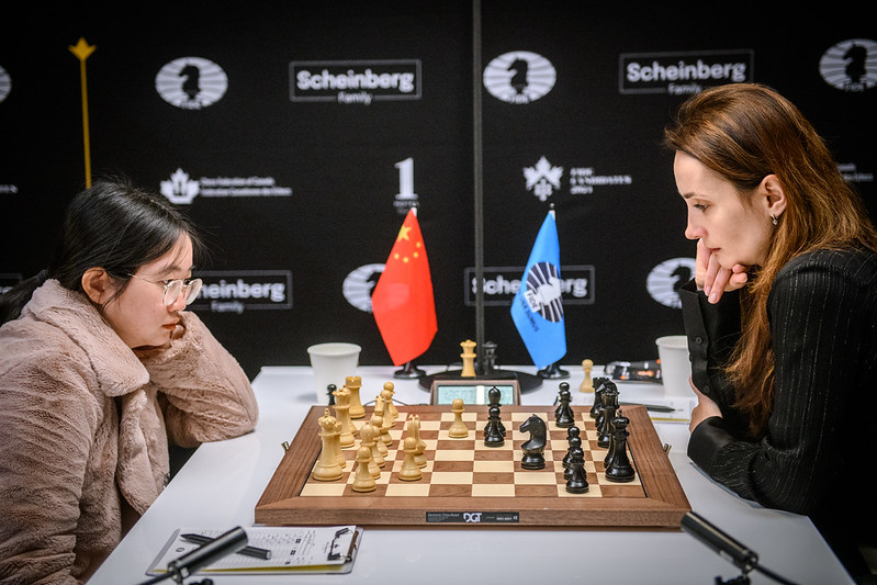 Tan Zhongyi vs. Kateryna Lagno | Foto: Mihal Walusza (FIDE)