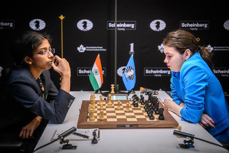 Vaishali vs. Aleksandra Goryachkina | Foto: Mihal Walusza (FIDE)