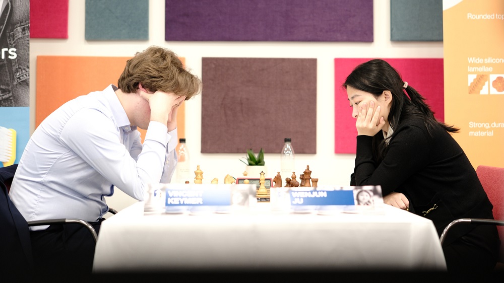 Vincent Keymer vs. Ju Wenjun | Foto: Mikael Svensson, tepesigemanchess.com