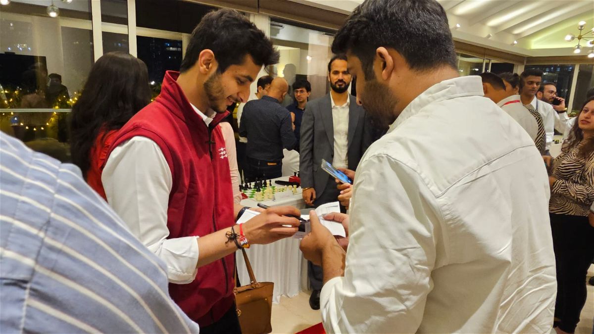 Y firmó autógrafos | Foto: ChessBase India